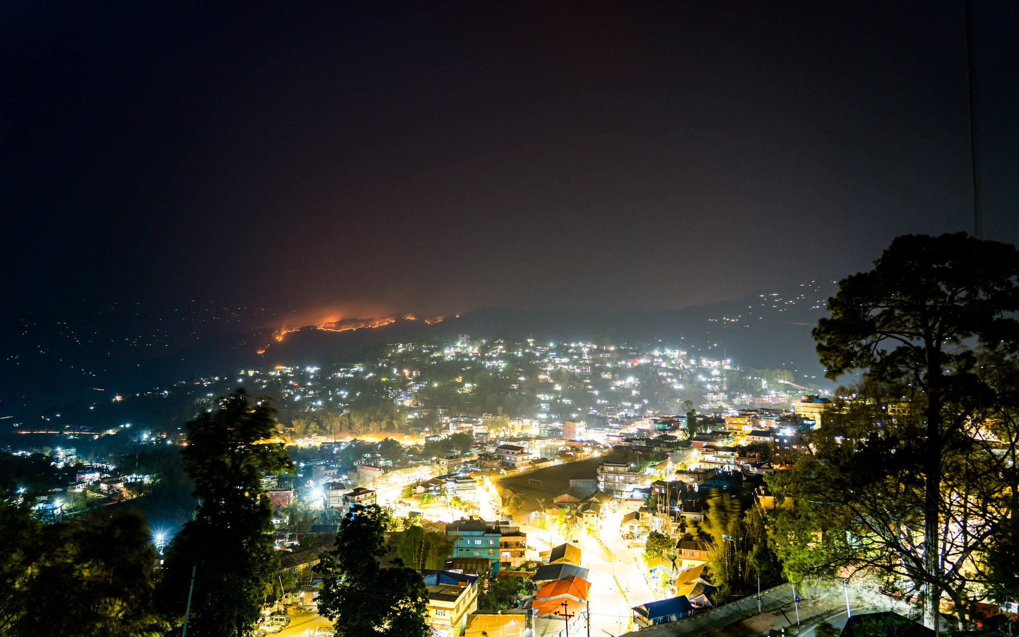 A large wildfire in Los Angeles has spread to new areas near the Palisades