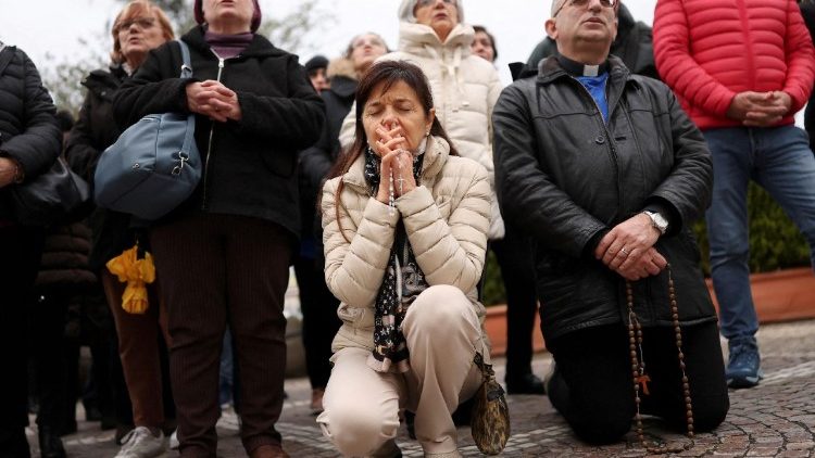 Pope expresses gratitude for closeness and urges prayers for peace